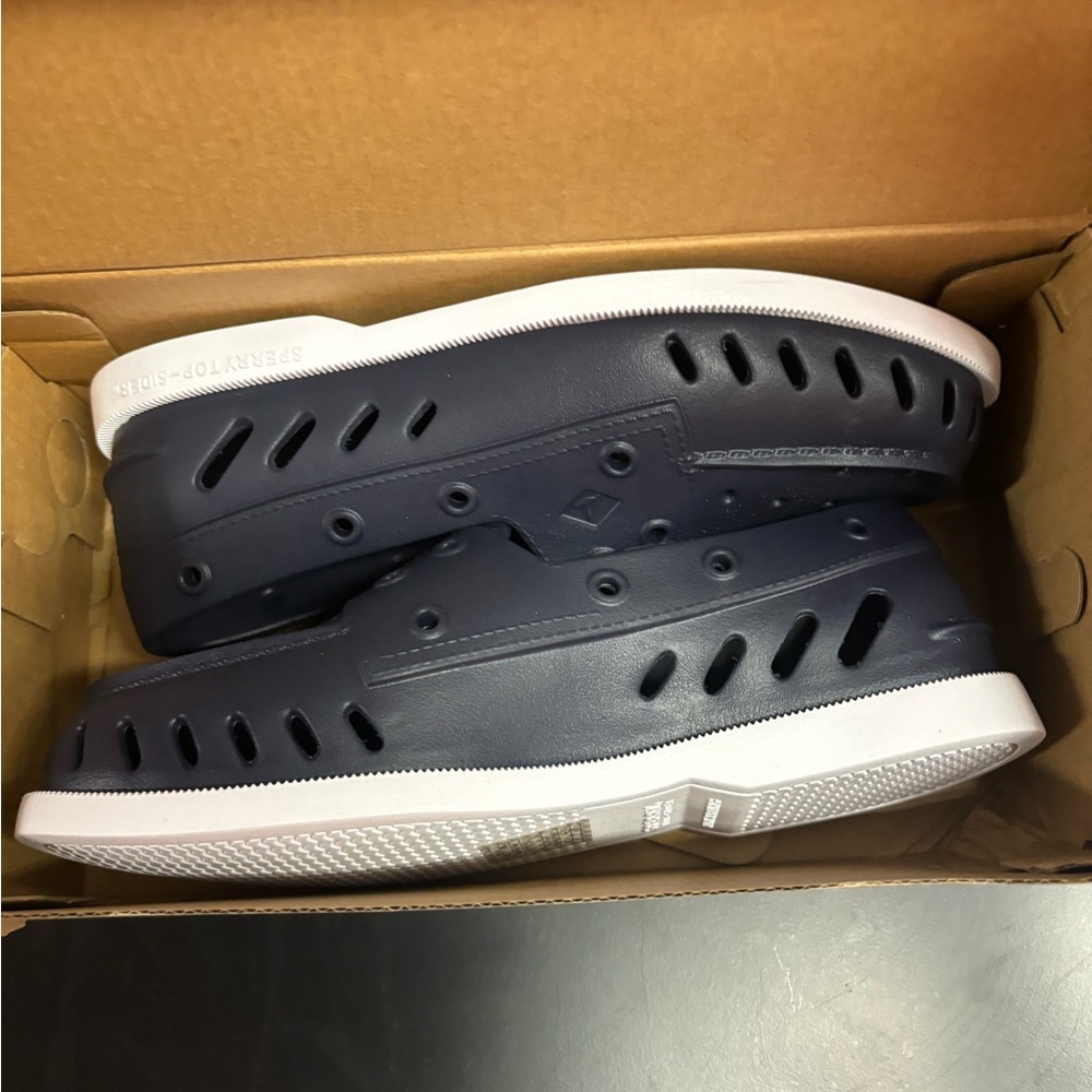 Speedy water shoes